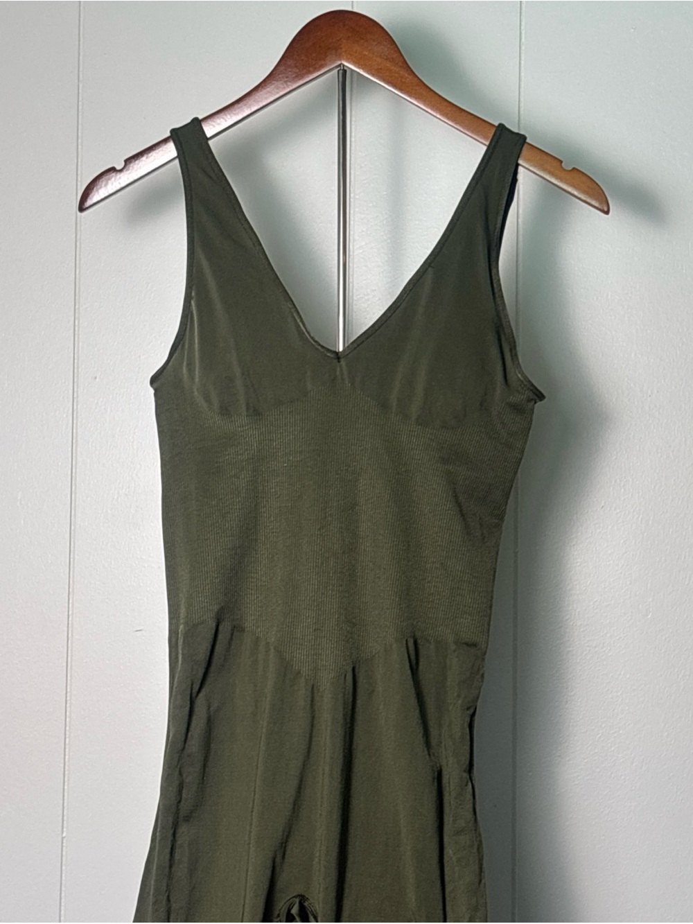 Víctoria Secrets PINK Satin Seamless Plunge Workout Green BODYSUIT Sz SMALL NEW